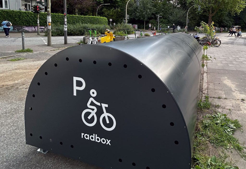 box vélos fermé ALTAO Cover en version "Radbox" installé à Hambourg pour réaliser un parking vélo sécurisé