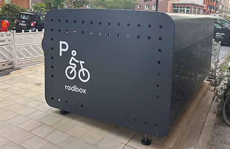 Une consigne vélo sécurisée ALTAO Pod en version "Radbox" utilisé dans l'expérimentation pour faciliter le stationnement vélos résidentiel à Hambourg