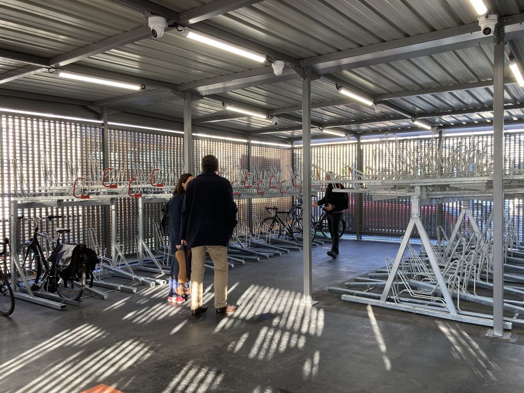 les racks de stationnement vélos Optima V10 juste inaugurés sont déjà utilisés par les cyclistes parisiens