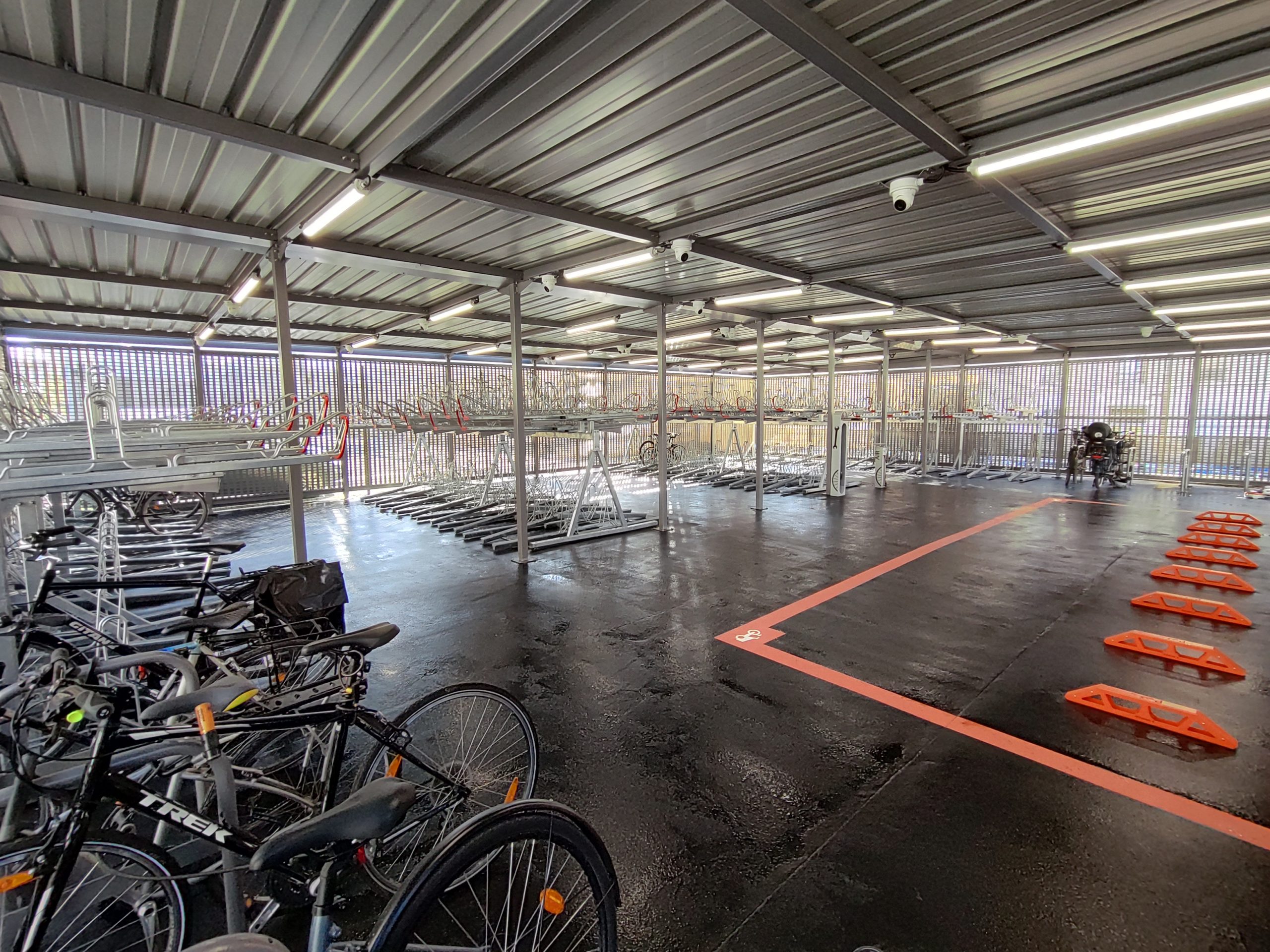 intérieur du nouvel espace de stationnement vélos inauguré par la région Ile-de-France, la RATP, Ile-de-France Mobilités, les associations cyclistes et Altinnova en gare de Vincennes