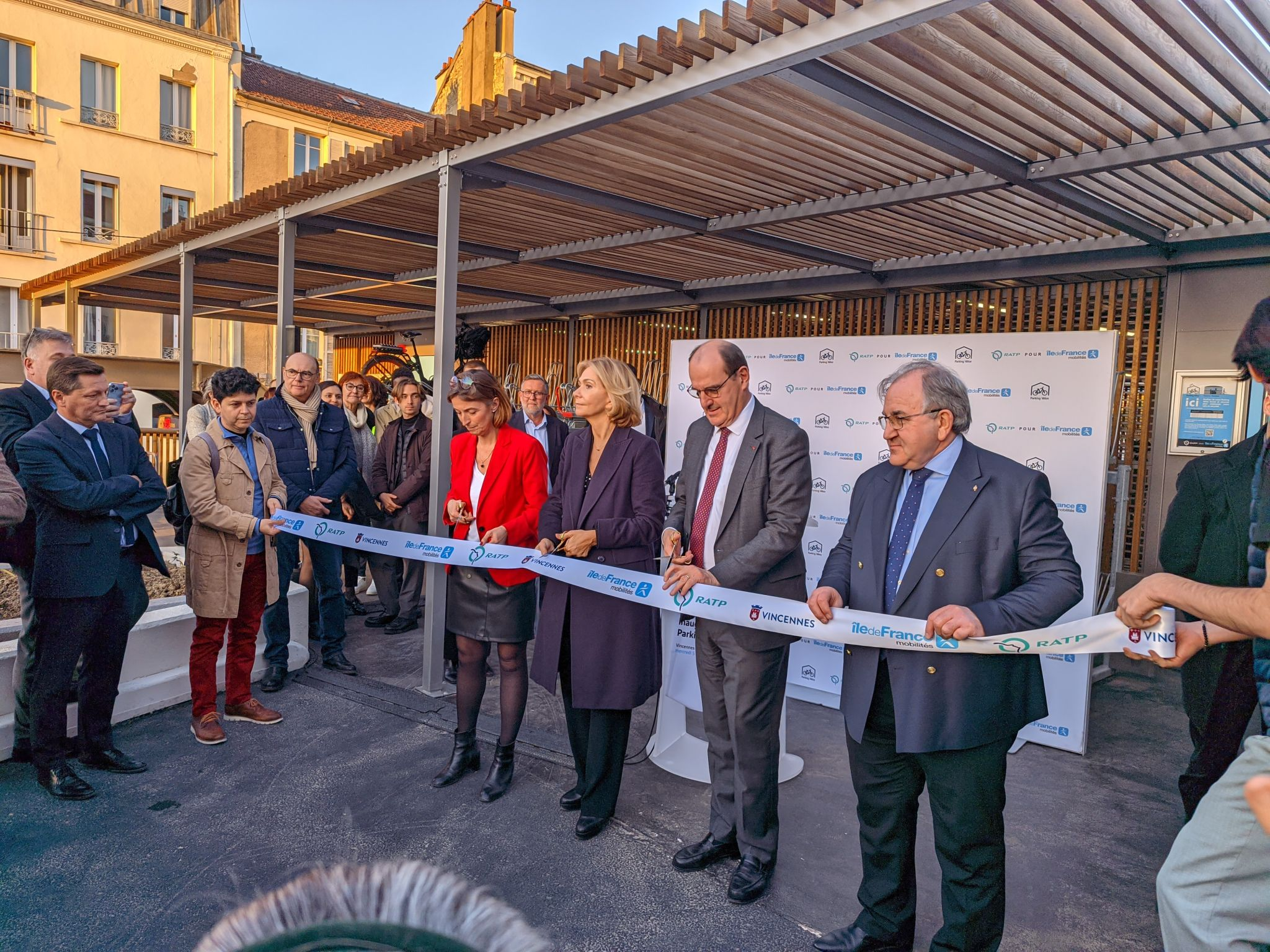 coupure de ruban lors de l'inauguration du Parking Vélos Ile-de-France Mobilités de la gare de Vincennes