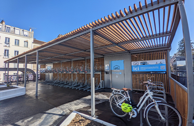 Espace de stationnement vélos en libre accès de la gare de Vincennes