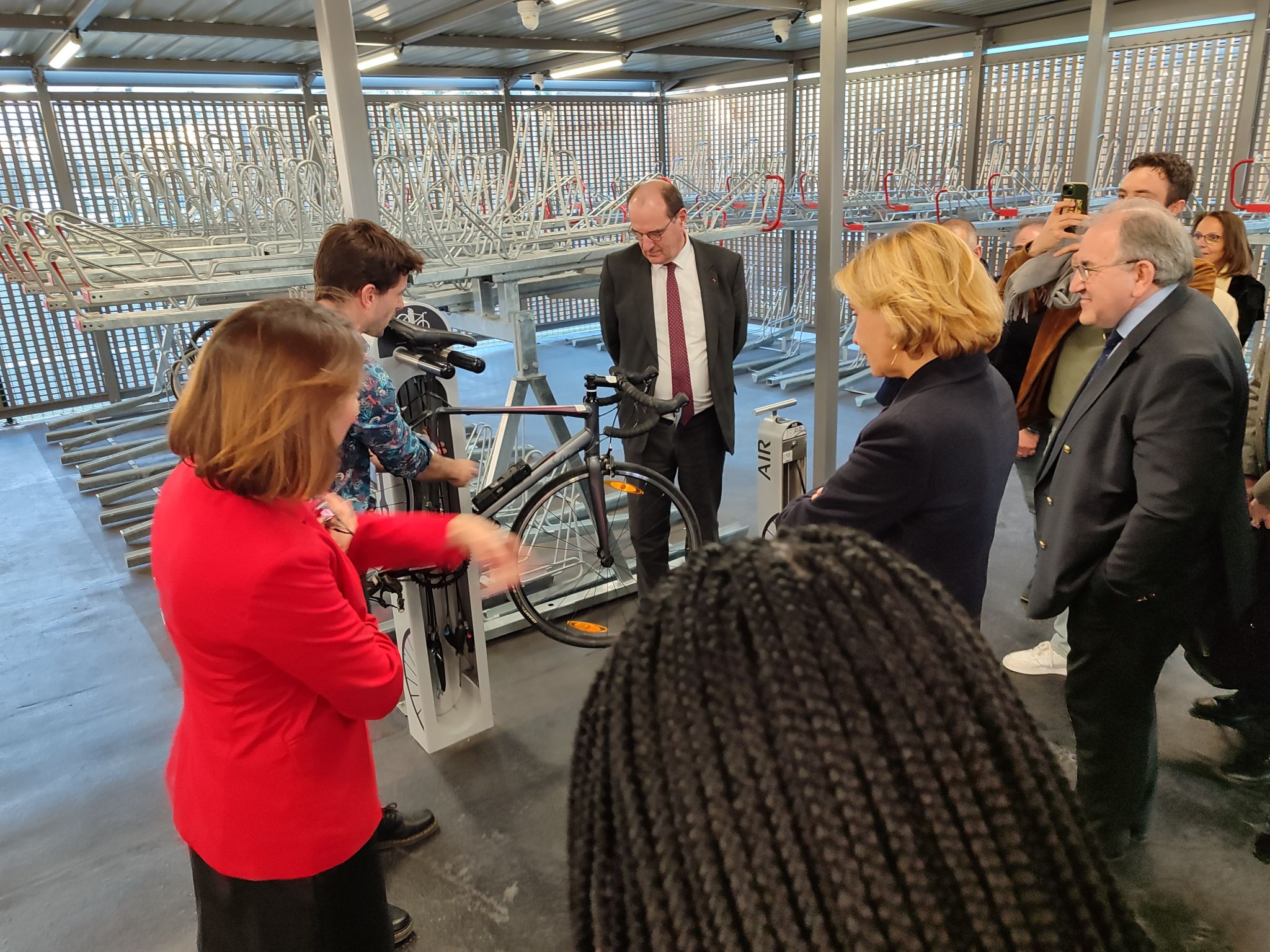 présentation des stations de services cyclistes et des équipements de stationnement installés par Altinnova dans l'abri vélo de la gare RER de Vincennes